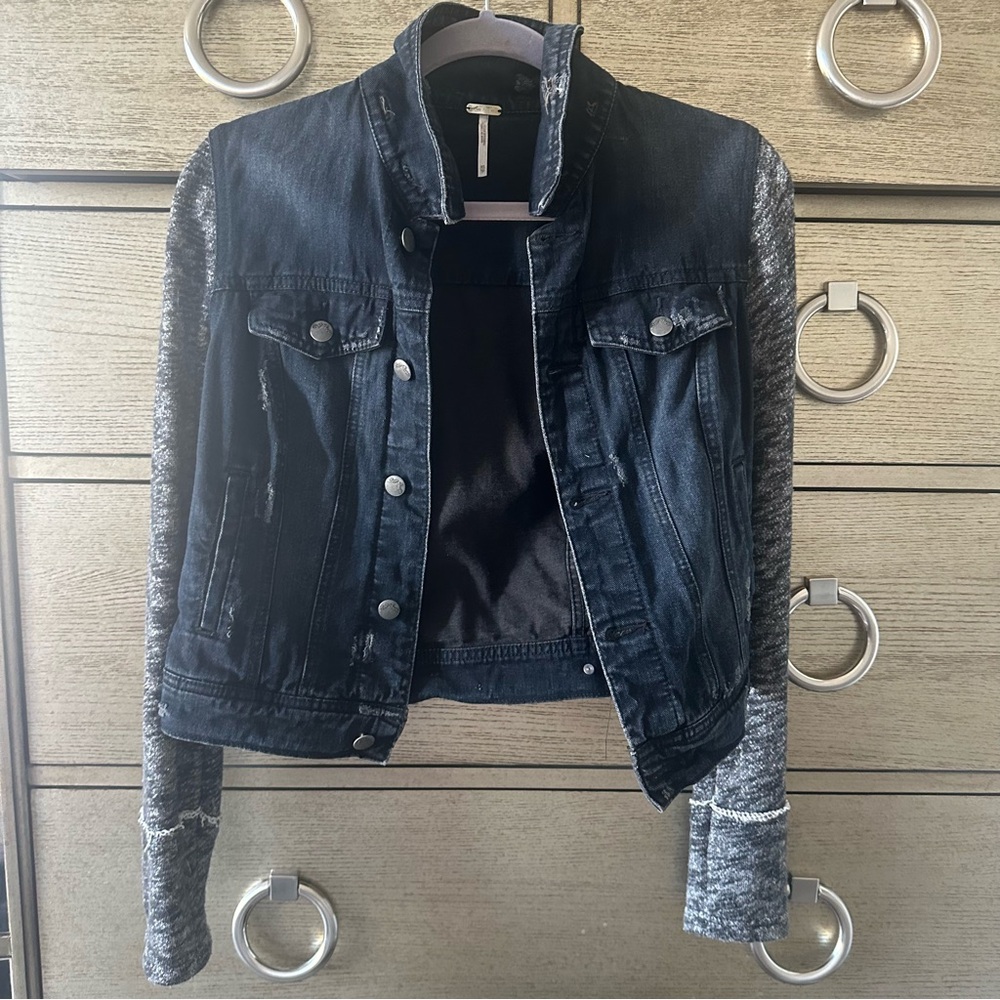 ☆ Free People Womens Dark Denim Jacket Distressed Gray Knit Sleeves Size XS